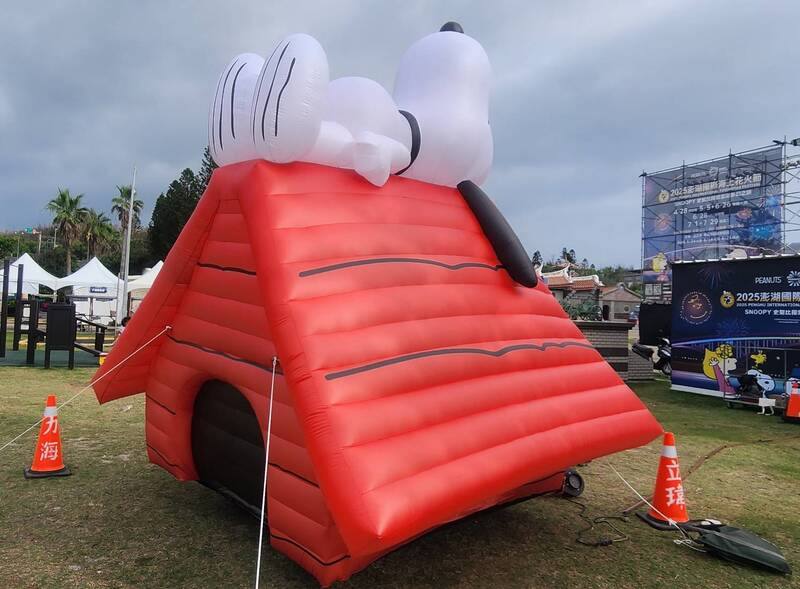 2025澎湖國際海上花火節新增2處大型氣球裝置藝術已完工，12日配合花火施放對外開放，於觀音亭園區內設置有3.8公尺高的「經典狗屋造型」。