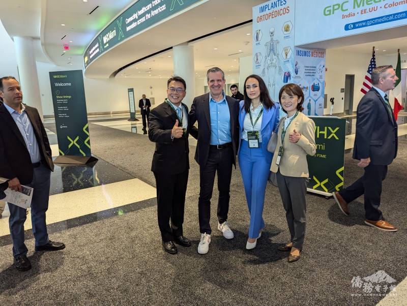 周啟宇(左一)與邁阿密海灘市市長 Steven Meiner (左二)及日本駐邁阿密副總領事津田文代(右一)出席世界醫療展合影