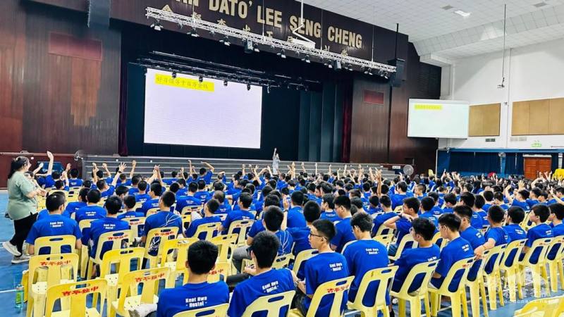 亞羅士打吉華獨立中學400位住宿生出席講座