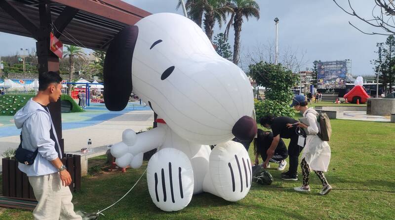 2025澎湖國際海上花火節持續展開，12日再新增「史努比」等2座大型角色氣球裝置藝術，可愛模樣吸引民眾目光。