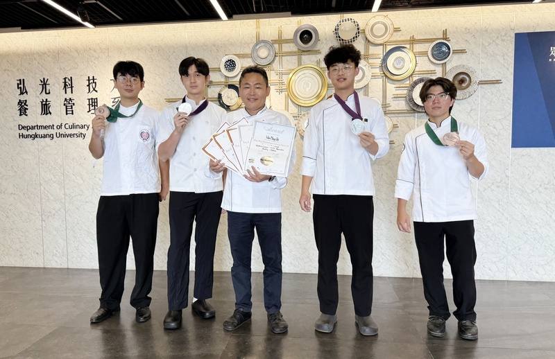 弘光科大餐系4名學生參加香港國際美食大獎比賽，榮獲2面銀牌、3面銅牌，感謝指導老師吳胤瑱（中）用心指導。