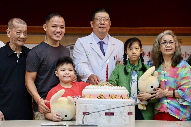 兩位自出生即罹患新生兒膽道閉鎖症的孩童，歷經他國手術失敗、生命垂危，轉往台大醫院接受活體肝臟移植，重獲新生。歷經10年後，兩位病童13日再次回到台灣，與大家分享重生的喜悅。(圖：中央社)