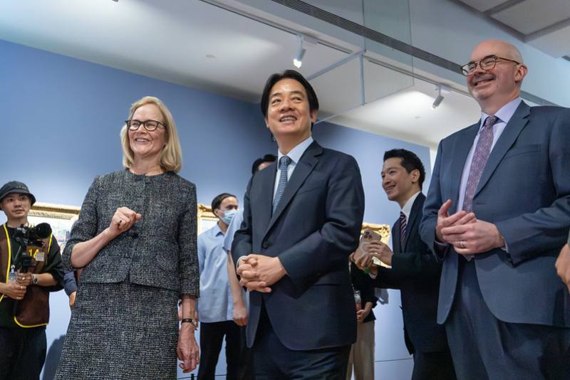 總統與現場貴賓由美國大都會博物館展覽策展人Dita Amory導覽及參觀展區，欣賞多幅名家畫作