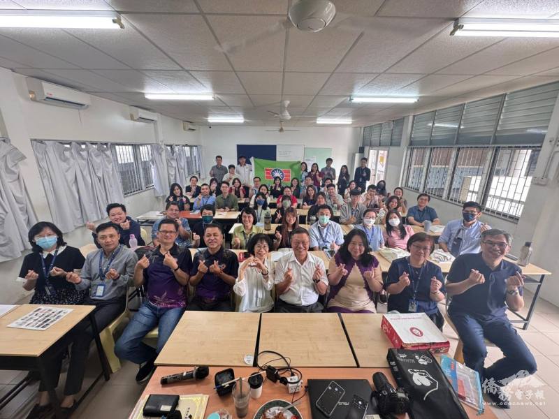 檳城鍾靈獨立中學師生座談合照