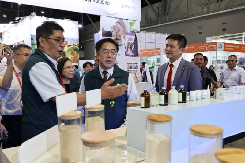2025第9屆亞太區農業技術展覽暨會議在大台南會展中心盛大展開，台南市長黃偉哲（前左2）12日前往參觀並聽取解說。（台南市政府提供）