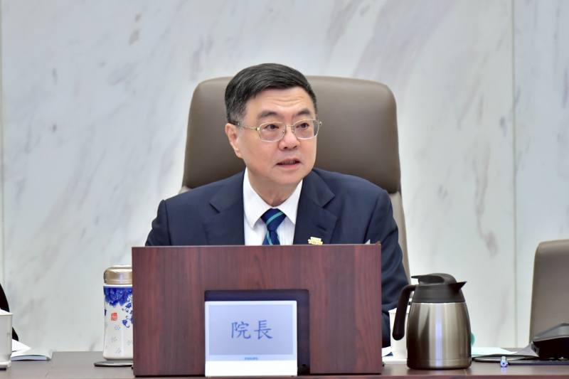 卓院長表示，近年來電子煙產品成為新興毒品主要載體，請緝毒系統積極偵辦此類案件，並請教育部及衛生福利部務必找出有效減少青少年碰觸電子煙產品的對策