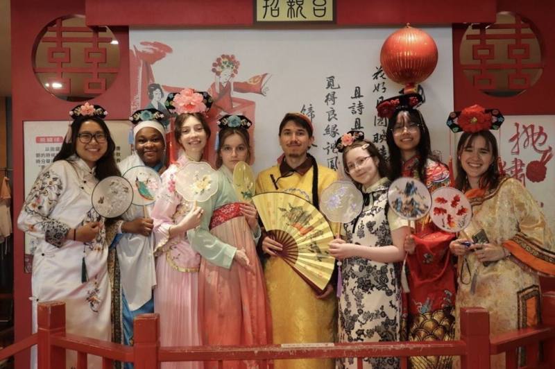 加拿大邁索納沃學院學生6月在台沉浸式學習華語，因適逢端午節，學生們也參與中華舞蹈、捏麵人、書法與香包製作等文化體驗系列活動。（駐加代表處提供）