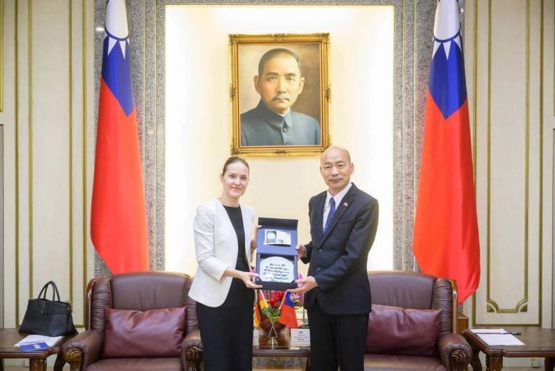 立法院長韓國瑜（右）12日在立法院接見德國經濟辦事處首席代表暨處長蘭依樺（左）。 （立法院提供）