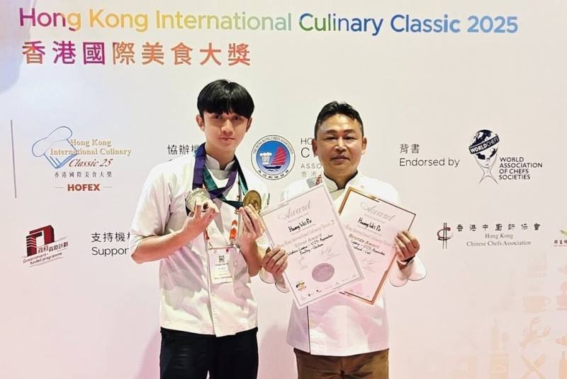 弘光科大大一學生黃偉博（左）挑戰雞肉、鱈魚主菜2項現場賽，分別獲得銀牌、銅牌，與指導老師吳胤瑱（右）開心合影。（弘光科大提供）