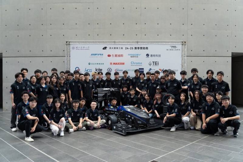 國立清華大學賽車工廠13日發表第10代方程式賽車「THX」，8月將出征歐洲學生方程式大賽，盼創佳績。（清大提供）