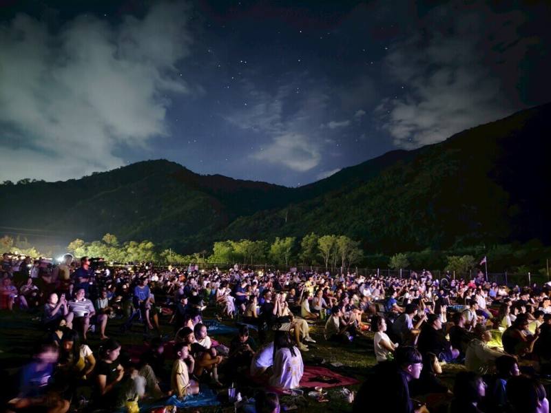 2025台東最美星空14日晚間將在卑南鄉達魯瑪克文化廣場登場，壓軸演出邀請到小男孩樂團。圖為2024年達魯瑪克場次活動盛況。（台東縣政府提供）