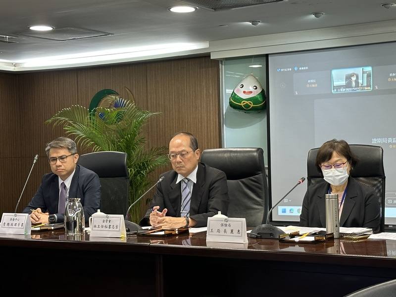 金管會於12日舉行例行記者會，金管會保險局長王麗惠（右）宣布採行3大暫行措施，包括資本適足率匯率採均價評價、放寬業者保單責任準備金計提基礎等。另2位分別為金管會主秘林志吉（中）與保發中心總經理詹芳書（左）。
