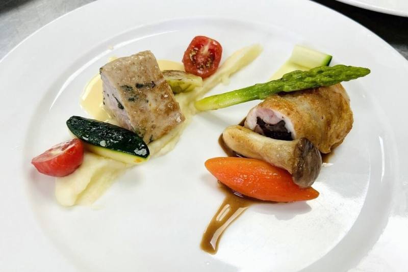 弘光科技大學餐旅管理系大一學生黃偉博參加香港國際美食大獎比賽，雞肉主菜奪銀牌。（弘光科大提供）