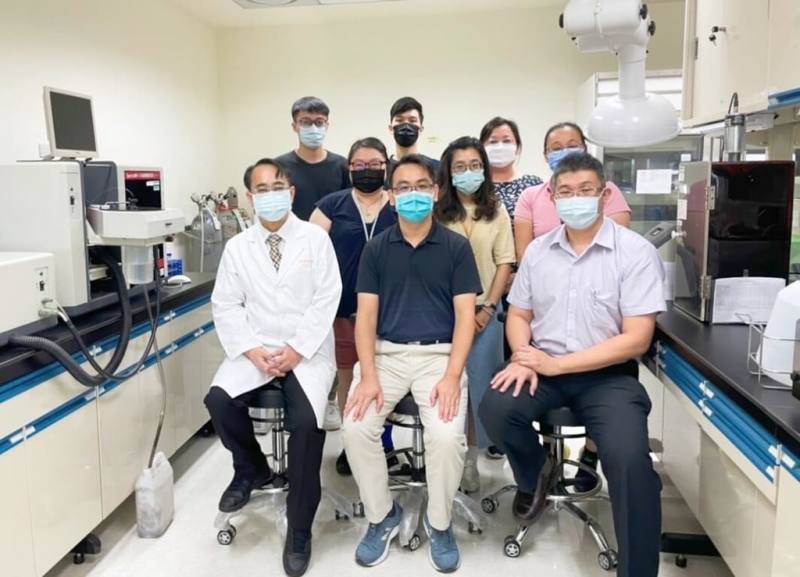 鉛中毒不容易被診斷。林口長庚醫院、台北科技大學和長庚大學開發出橋狀薄膜型奈米力學晶片，只需1滴血、約5微升的少量檢體，就可以快速偵測出血液中的鉛濃度。（長庚醫院提供）