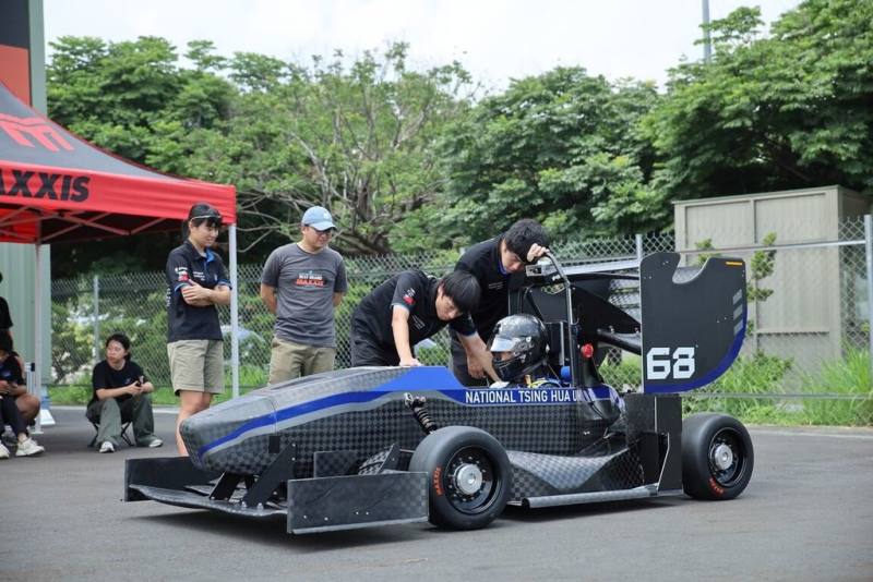 國立清華大學賽車工廠13日發表第10代方程式賽車「THX」，團隊表示，該車採碳纖維單體殼結構，較前代減輕40公斤。（清大提供）