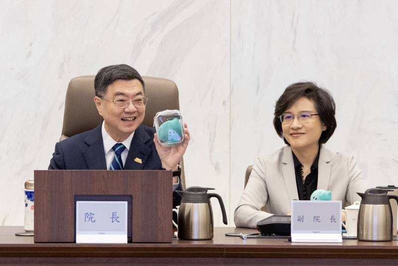 Premier Cho Jung-tai (left) and Vice Premier Cheng Li-chiun (right) receive the 'a-We' ita-bag with delight.