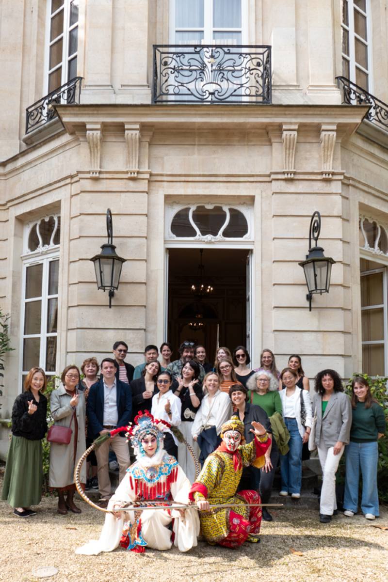 台法合製科技京劇「公主與她的魔法扇」於6月10日由駐法國台灣文化中心協調於駐法代表處舉行記者會，宣布將於8月起展開台法巡迴，並說明製作理念，約20位巴黎媒體與藝文人士出席。