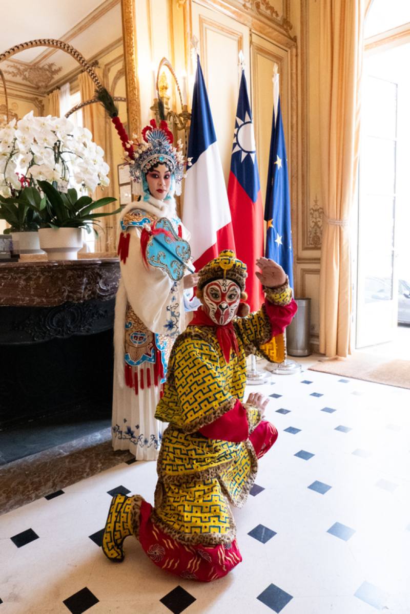 由國光劇團與法國里昂新一代劇場合製的科技京劇「公主與她的魔法扇」將於8月在台灣、10月在法國里昂、巴黎舉行巡演，展現獨有並創新的台灣美學。圖為劉珈后飾演的鐵扇公主（左）與王詠增飾演的美猴王（右）。