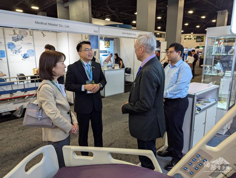 周啟宇(左二)邀請津田文代(左一)參觀邁阿密世界醫療展參展之臺商