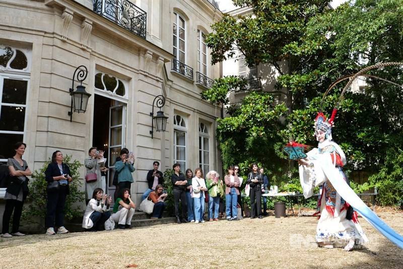 Taiwanese opera actress Liu Chia-hou (right) performs in front of a French audience at a press event in Paris on Tuesday. CNA photo June 13, 2025