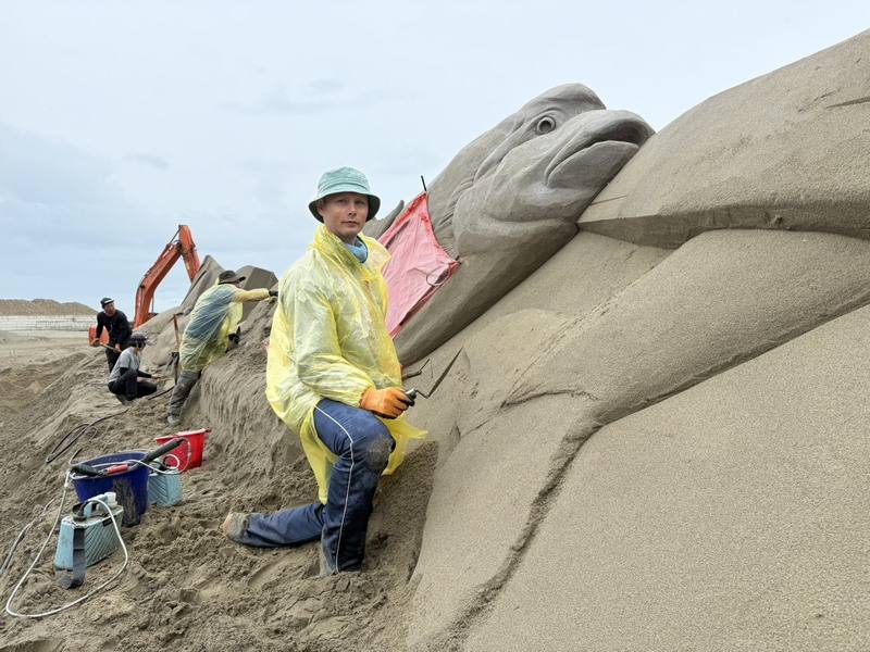2025苗栗通霄沙雕藝術節7月將登場，今年以「逍遙沙城」為活動主題，特邀烏克蘭、印度、加拿大、日本、馬來西亞、蒙古等國家的8名國際沙雕師來台共同創作主雕「永續與和平」
