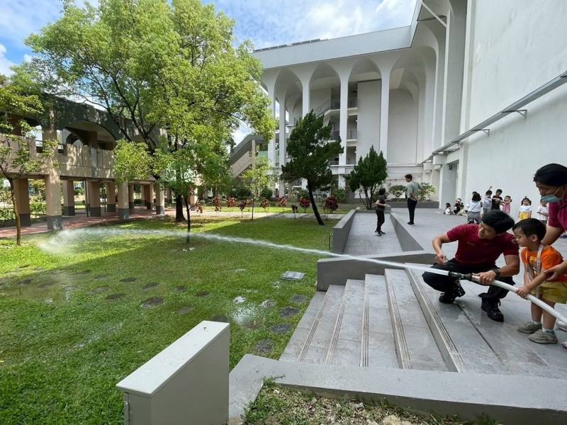 消防員陪同孩子們體驗操作滅火設備