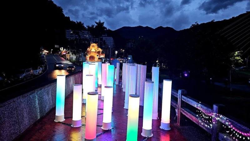 2025台東光祭13日晚間盛大揭幕，展期自即日起至7月27日，點燈時間為傍晚5時30分至晚間10時，12件大型藝術作品分布在知本溪畔、林間與橋上，白天與環境融為一體，夜晚則化身為光影舞台。圖為日本藝術家吉井宏創作「野豬寶寶爬上來了」。（台東縣政府提供）