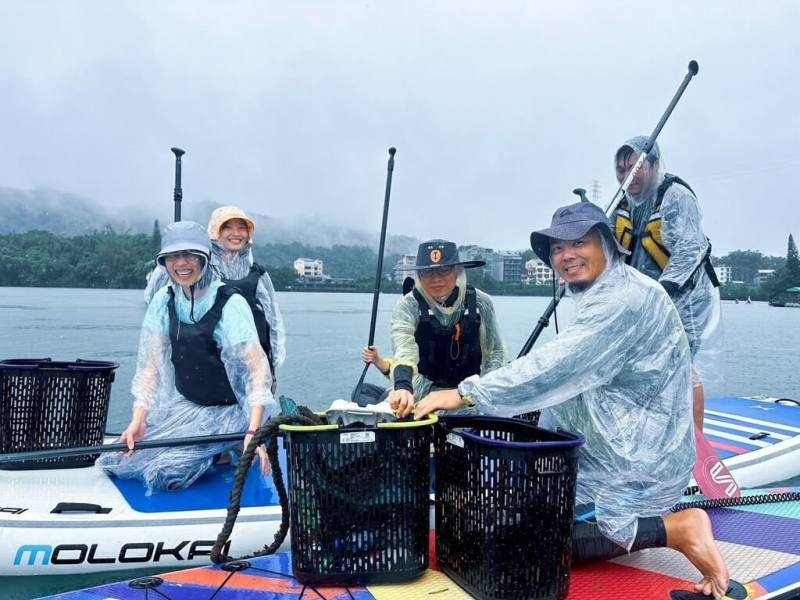日月潭國家風景區管理處13日在日月潭北旦水域舉辦SUP安全知識宣導暨百人淨潭活動，邀100名潭區飯店及旅宿業者、水域遊憩經營業者、社區志工、學生等參加，眾人合力清出4、5大袋垃圾。（日管處提供）