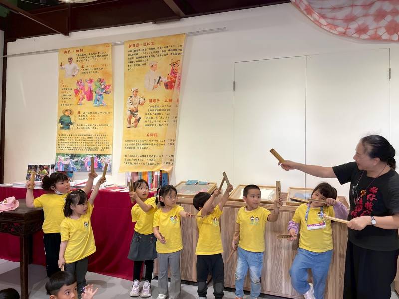 孩子們開心體驗傳統樂器-四塊仔(臺語發音)，而認識傳統文化