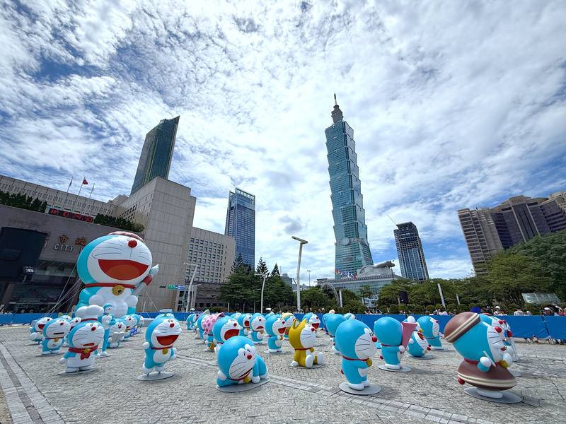 「100%哆啦A夢&FRIENDS巡迴特展 台北站」28日將在華山1914文化創意產業園區登場，14日在台北市市民廣場舉辦超吸睛快閃活動，讓民眾搶先朝聖，感受哆啦A夢的可愛魅力
