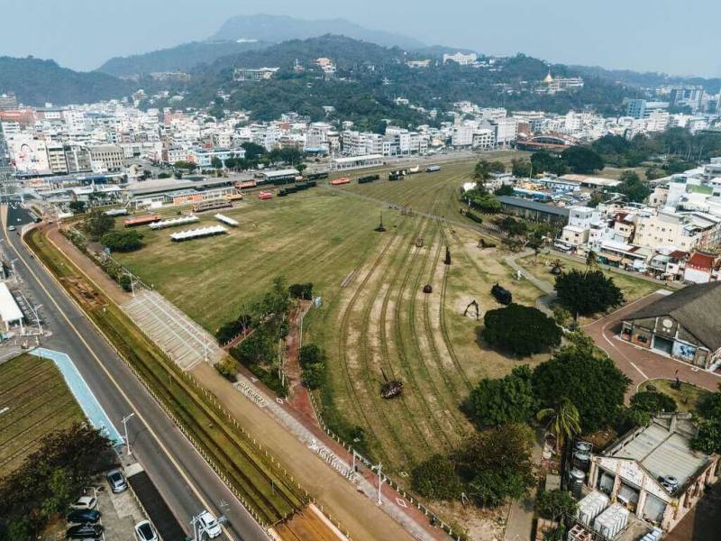 高雄市都市計畫委員會5月底審議通過，原台鐵高雄港站5.7公頃土地可保留給市民休閒使用。圖為高雄港空拍。（高雄市都發局提供）