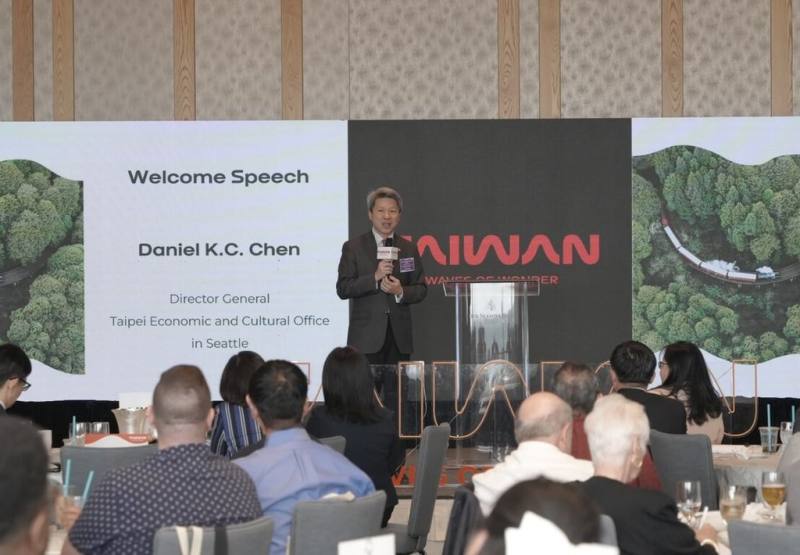 交通部觀光署當地時間13日在美國西雅圖舉行觀光署駐西雅圖台灣觀光服務分處（TTIC）揭牌儀式，駐西雅圖辦事處長甄國清（後中）出席致詞。（觀光署提供）