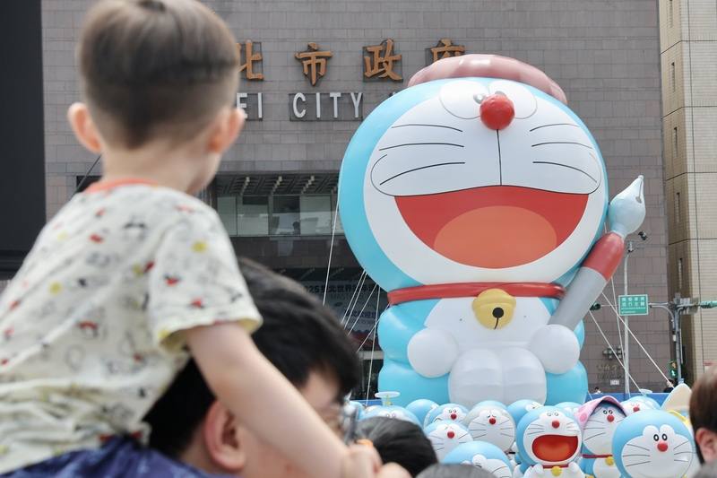 「100%哆啦A夢&FRIENDS巡迴特展 台北站」28日將在華山1914文化創意產業園區登場，14日在台北市市民廣場搶先舉辦快閃活動，釋出部分展品，吸引許多到場參觀