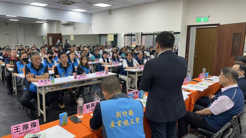 洪申翰部長向新竹縣兩大工會說明勞動部-安定就業-政策及措施