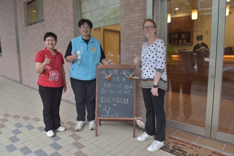花蓮畢士大教養院結合烘焙坊產品，院內開設HOPE COFFEE咖啡廳，花蓮市長魏嘉彥（中）13日帶隊前往力挺，與畢士大董事長吳憫文（右）及院長戴孟蓁（左）合影。（花蓮市公所提供）
