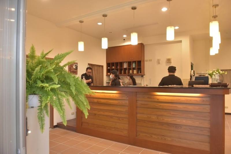 花蓮畢士大教養院結合烘焙坊產品，院內開設HOPE COFFEE咖啡廳，近期試營運，4名院生擔當外場服務生、沖泡咖啡。（花蓮市公所提供）