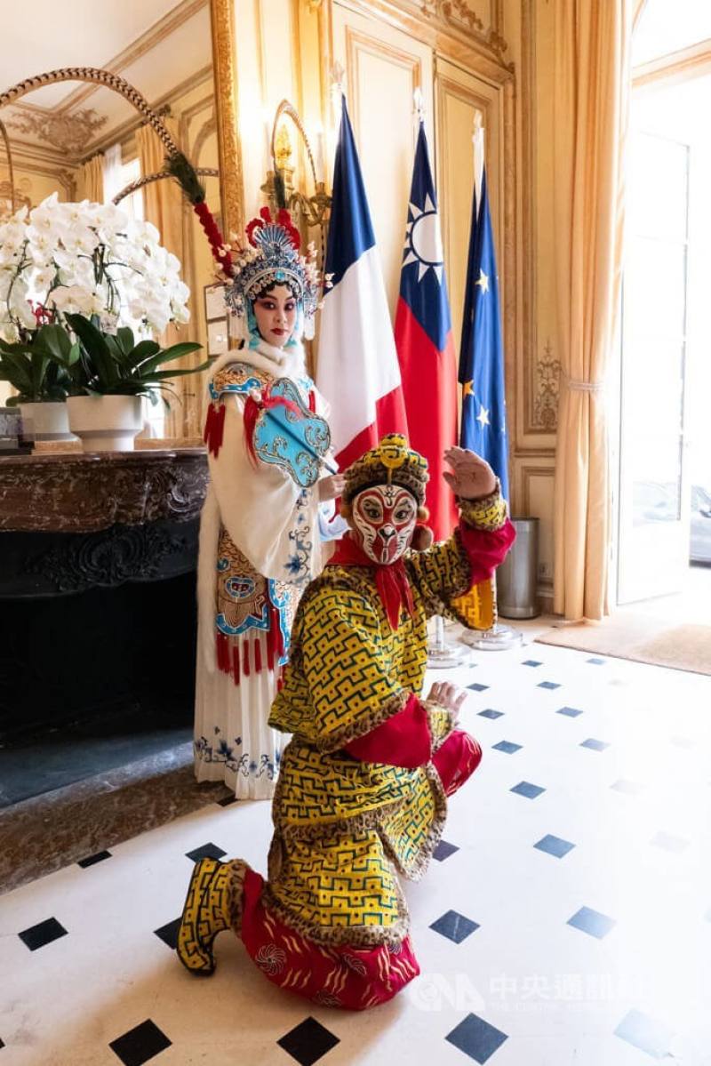 Opera actress Liu (left) poses with her male counterpart for a photo at the press event on Tuesday. CNA photo June 13, 2025