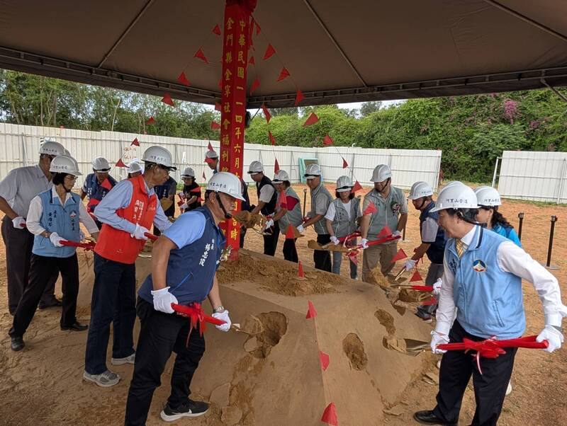 金門縣金寧社會福利館14日舉行動土典禮，縣長陳福海（右1）等出席，工程預計115年8月中旬完工