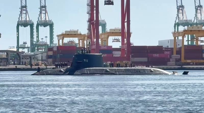 國造潛艦原型艦海鯤艦14日在高雄港內進行浮航，知情人士證實，此次浮航是進行動力與相關系統測試，目前已進入泊港測試（HAT）最後階段，若一切順利，後續將出港進行海上測試（SAT）