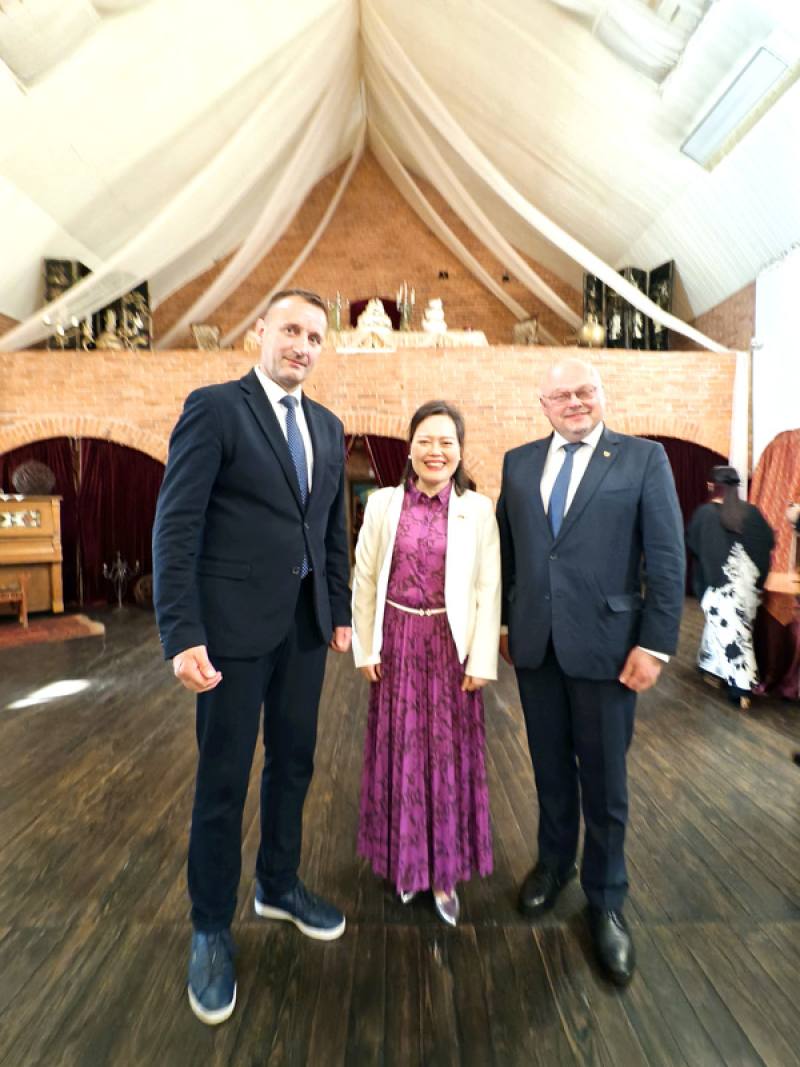 NSO國家交響樂團室內樂歐巡13日在立陶宛帕克魯奧伊斯市展開第1場演出，立陶宛希奧利艾市長阿圖拉斯．維素卡斯（Artūras Visockas）（左起）、駐立陶宛代表王雪虹以及帕克魯奧伊斯市長薩烏柳斯．瑪吉斯（Saulius Margis）到場聆聽並合影