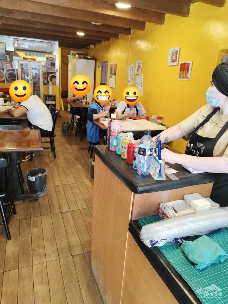 臺灣小吃店餐廳(Casa 212)巴西女服務生泡烏龍茶招待鄉親