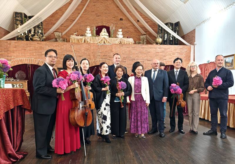 NSO國家交響樂團室內樂歐巡13日在立陶宛帕克魯奧伊斯市展開第1場演出，樂團演出立陶宛與台灣作曲家的音樂，迴響熱烈。駐立陶宛代表王雪虹（右5）也到場聆聽致意