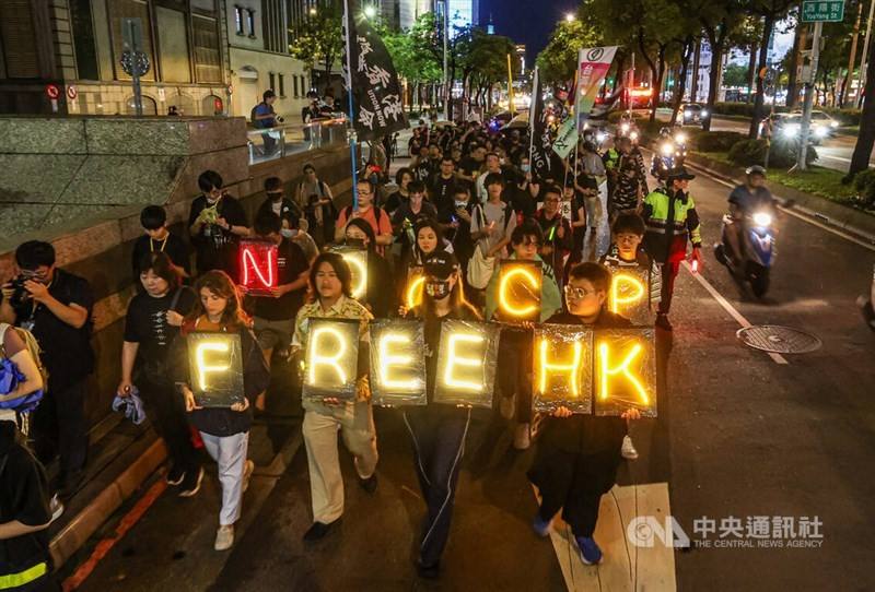 Hundreds of people take part in a Taipei march on Thursday to mark the sixth anniversary of Hong Kong's 2019 pro-democracy movement. CNA photo June 12, 2025