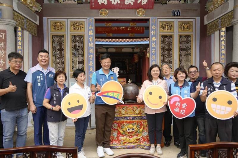 南投縣南投市公所14日下午於張琯溪宗祠舉行開墾300年成年禮活動，南投市長張嘉哲（左5）等人與會，勉勵學子找尋自我，邁向未來。（南投市公所提供）