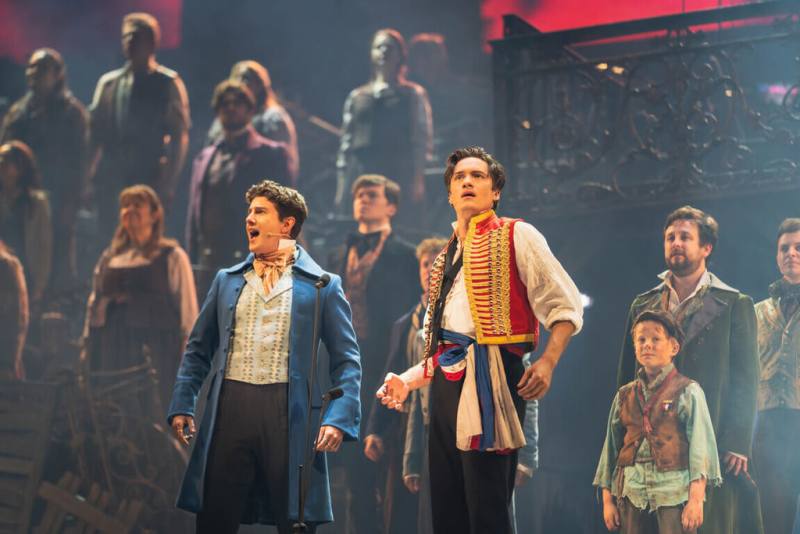 音樂劇「悲慘世界」40週年紀念版音樂會13日下午演出前舉行彩排記者會，演員著正式服裝登台，帶領觀眾穿梭19世紀法國歷史場景。（寬宏藝術提供）