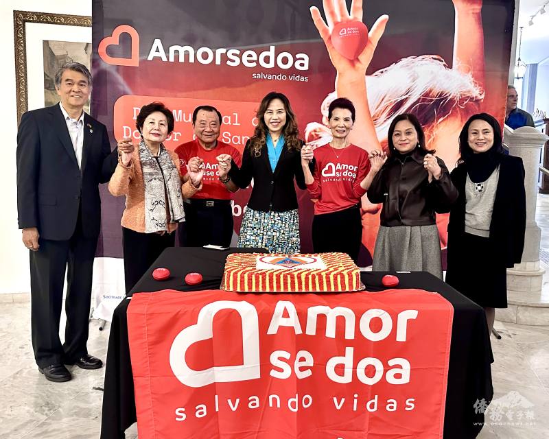 臺灣僑社踴躍參與:（右起）主任施㦤倫、政務顧問劉秀珠、創辦人支黃秀莉、駐聖保羅辦事處處長朱怡靜、榮譽顧問洪慈和、僑務委員洪呂麗月、會長謝國彬