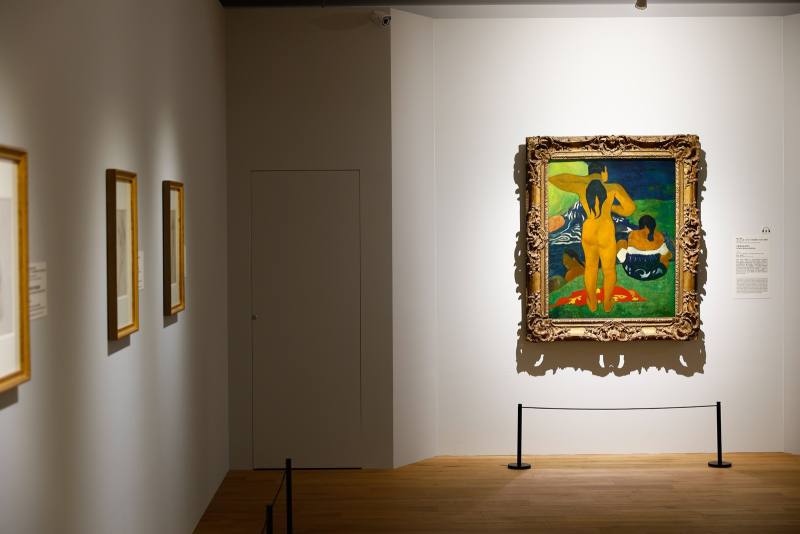 展出美國大都會博物館經典館藏，匯聚從印象派到早期現代主義，包含高更、梵谷、馬諦斯等38位藝術巨匠的經典名作。圖為高更〈大溪地的出浴女子〉。