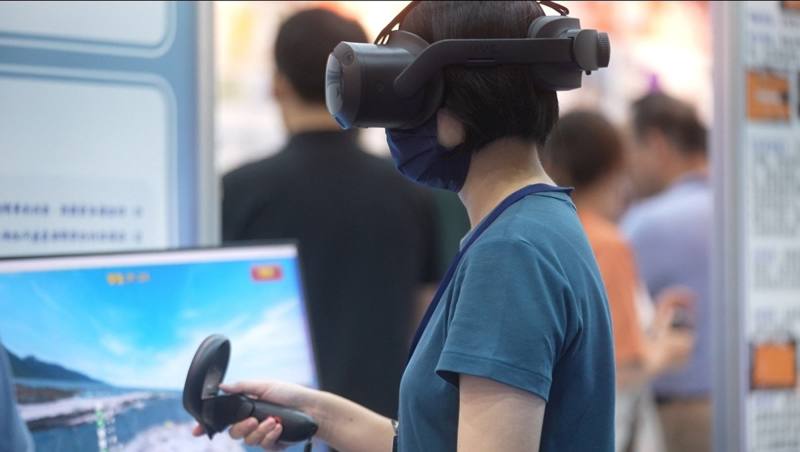 VR教材開發展區，推廣新開發VR教材，提供與會教師體驗