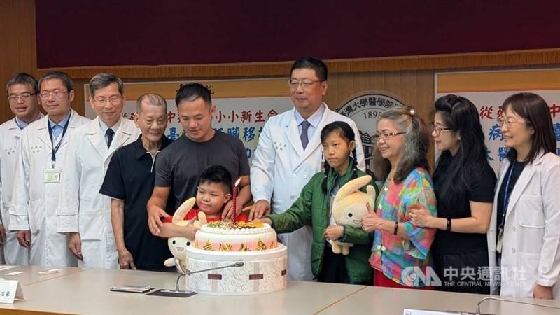Doctors from National Taiwan University Hospital hold a celebration on Friday for two Indonesian children who recently underwent successful liver transplants in Taiwan. CNA photo June 13, 2025
