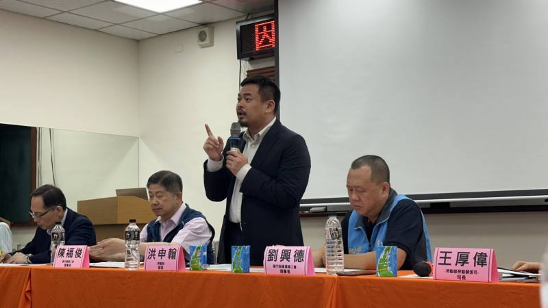 洪申翰部長向工會代表說明勞動部-安定就業-政策及措施